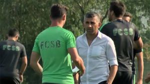 ProSport LIVE | Imaginea care a stârnit o reacție vehementă din partea unui oficial FRF: "Asta se învață la clasele I-IV. Mai trebuie să-și pună o țigară în gură"