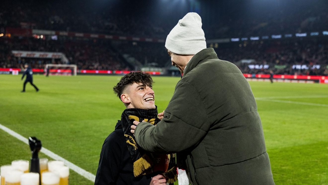 Arbitrul care și-a cerut iubitul în căsătorie în fața a 50.000 de oameni a fost bătut în fața casei