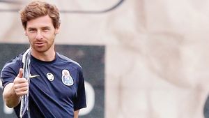 INCREDIBILA poveste a tehnicianului lui Săpunaru!** N-a jucat niciodată fotbal, a devenit antrenor la 17 ani și tot atunci îi dădea sfaturi lui Bobby Robson