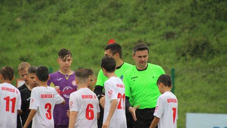 Cristi Balaj a arbitrat copiii de la Țara Hațegului Junior's Cup pe o ploaie mocănească și le-a oferit 50 de mingi