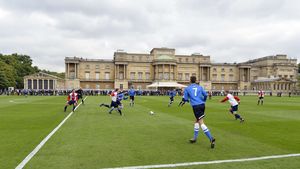 FOTO: Primul meci de fotbal jucat la Palatul Buckingham. Prințul William: "Dacă spargeți vreo fereastră, răspundeți în fața Reginei!"