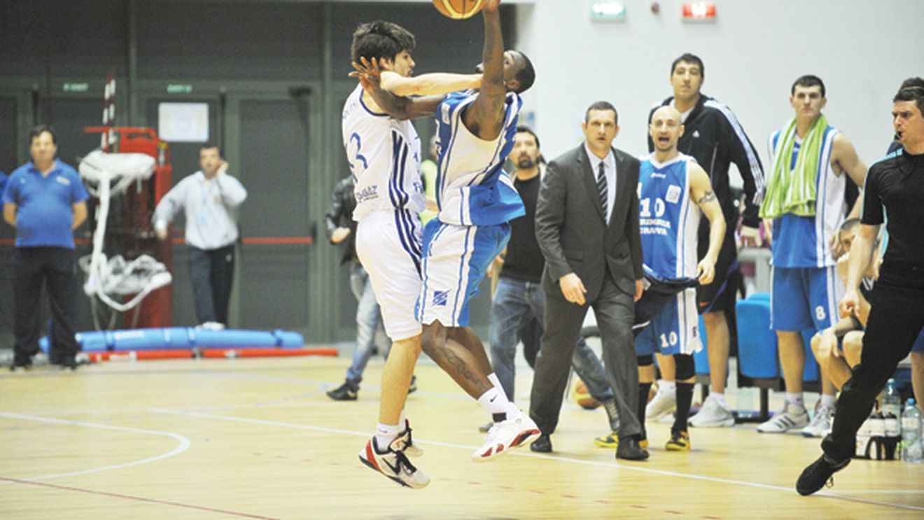 La coș cu fair-playul!** Bătaie ca-n filme la meciul de baschet dintre SCM „U" Craiova și Gaz Metan Mediaș FOTO