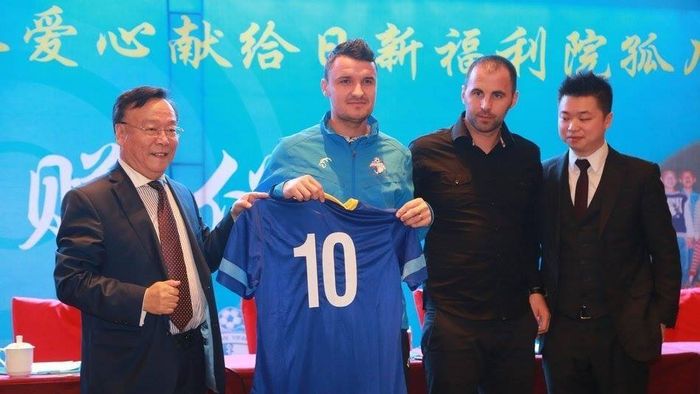 Budescu a fost prezentat la noua sa echipă! Românul va purta tricoul cu numărul 10