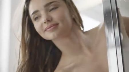 Miranda Kerr, protagonista unei reclame sexy pentru una dintre cele mai cunoscute firme de echipament sportiv