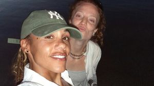 Un cuplu fericit. Fotbalista și cântăreața s-au afișat împreună pe iaht, în vacanța din Grecia