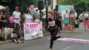 Se poate alerga și pe tocuri! 31 de "îndrăznețe" au făcut-o în stil Glamour, pe Kiseleff, într-o cursă-fulger de 50 de metri
