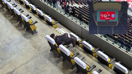 Imaginile dezolării: cu privirea în gol și singur în tribună, Andrei Nicolescu a rămas încremenit minute bune după finalul meciului cu Universitatea Craiova