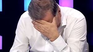 Darius Olaru a scăpat de eliminare după un fault grosolan asupra lui Mihai Bordeianu în FCSB - Poli Iași 2-1. „Dacă ai o mie de cartonașe roșii, le scoți pe toate!” Ion Crăciunescu și-a pus mâinile la ochi