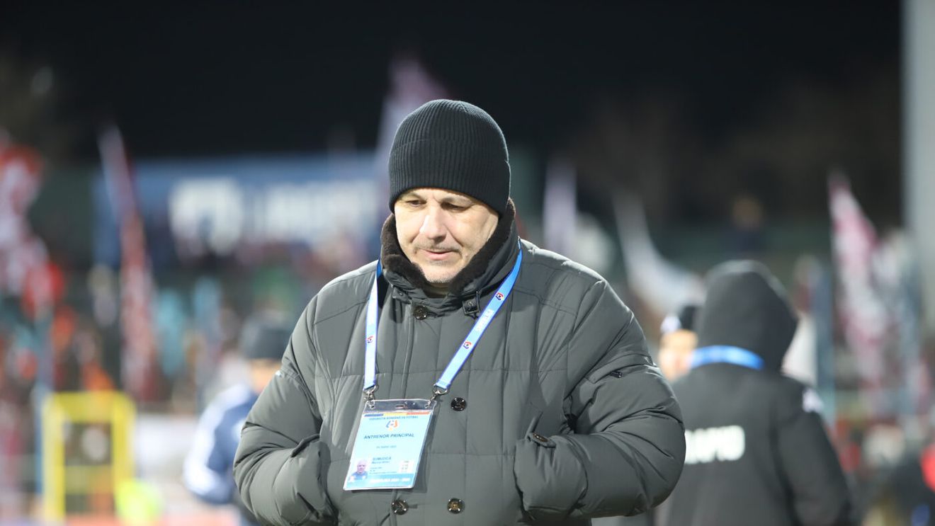 Scandal! Marius Şumudică a fost „bombardat” cu bulgări de fanii Rapidului și a vrut să iasă definitiv de pe teren: „E ultimul meu meci aici”