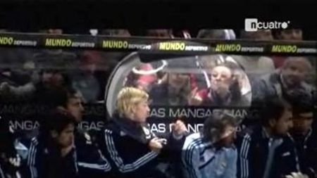 VIDEO** Cum se razbună Guti când e lăsat pe bancă? Agață fete :)