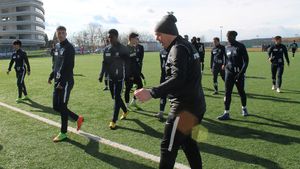 Pandurii rămâne cu interdicţia de a face transferuri şi fără jucătorii aduşi în această iarnă. FRF nu a ţinut cont de solicitatea echipei gorjene. Antrenorul ar putea demisiona