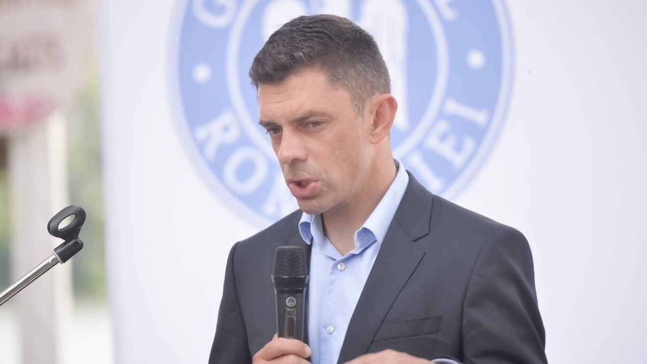 Banner imens ridicat de o macara până la etajul 4 prin care se cere demisia șefului Sportului! „Vrem ministru dedicat, Novak e mereu plecat" . Reacția forului din Vasile Conta