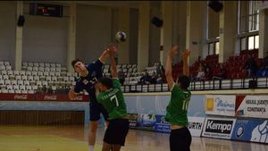 INEDIT | A lucrat cu Hagi la Viitorul, dar acum a devenit handbalist. Fiul unui fost mare portar al naționalei a intrat într-o nouă morișcă a carierei. "O moștenire grea, dar îi voi face față"