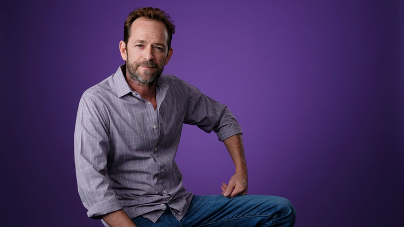 Luke Perry, starul din serialul Beverly Hills 90210, a murit la doar 52 de ani. "Dylan" era internat în spital de săptămâna trecută 