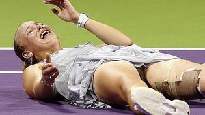 VIDEO ANTOLOGIC cu liderul mondial, Caroline Wozniacki, terminând un meci în chinuri groaznice. Avea 19 ani. "Ce victorie!"