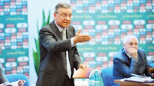 Cum va traduce Nașul "căcăcios"?** FIFA și UEFA au aflat de atacul la adresa lor lansat de Mircea Sandu