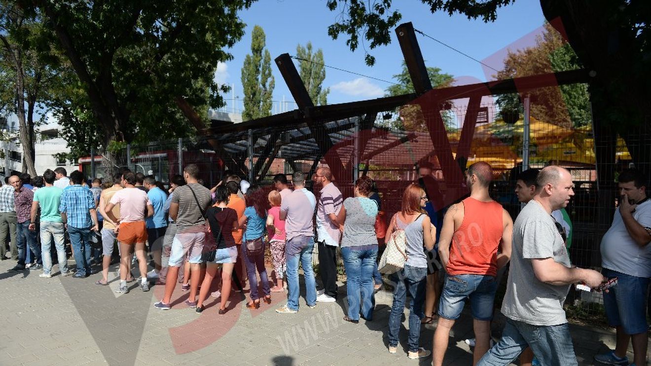 Pe jumătate gol? FOTO - Până la prânz se vânduseră doar 15.000 de bilete cu Turcia, lucrurile s-au mai animat în ultimele ore