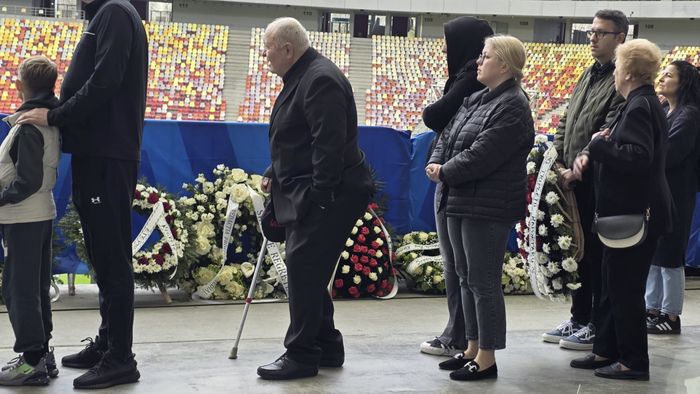 Cine este bătrânelul de 75 de ani, venit în baston, la căpătâiul lui Mircea Lucescu. Povestea tripleților săi și legătura specială cu fostul selecționer