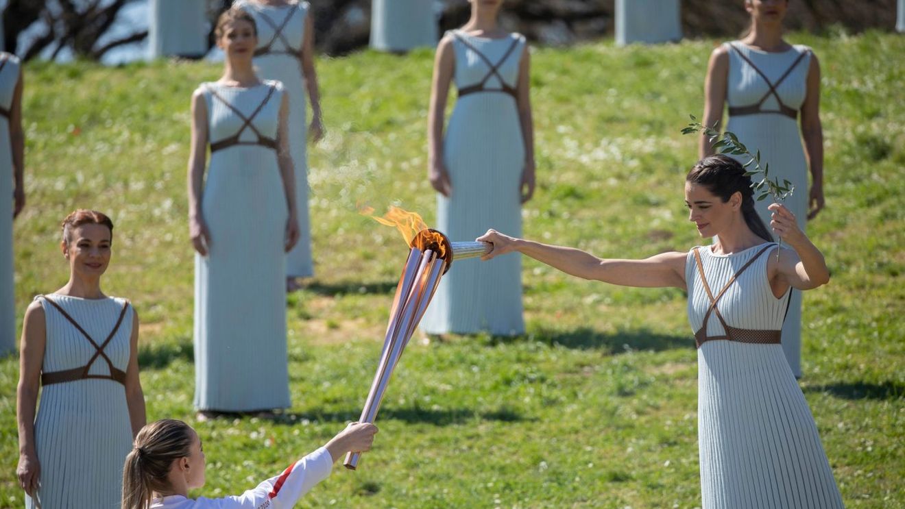 "Sărutul torței", gestul care a sfidat coronavirusul în aceste zile de pandemie. Unde s-a întâmplat și de ce VIDEO