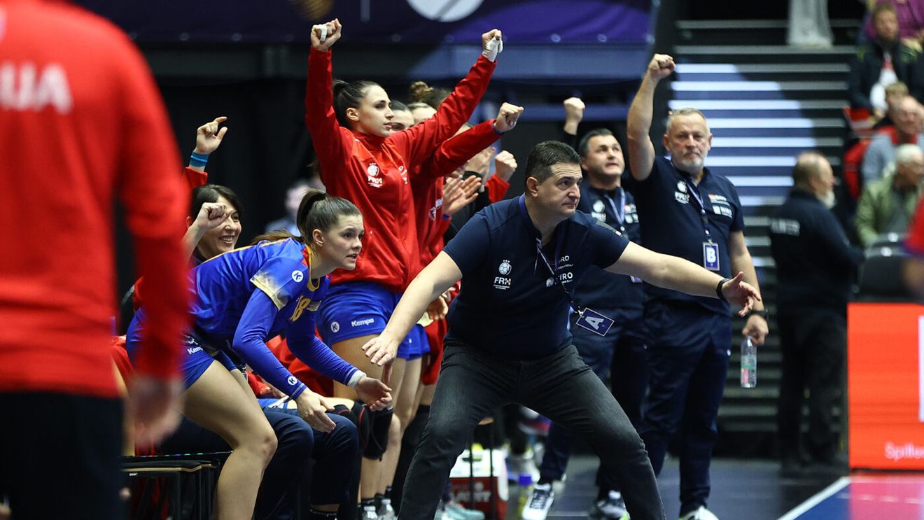 Selecționerul Florentin Pera, gest fantastic la ultimul time-out al partidei cu Japonia! Mesajul fabulos pe care l-a transmis jucătoarelor, chiar acolo, pe teren: a dat frâu liber sentimentelor!