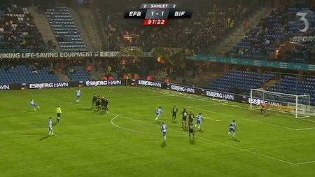 VIDEO A bătut atât de prost lovitura liberă, încât l-a bufnit râsul! Danezii s-au grăbit să-i spună "cea mai proastă execuție din istorie"