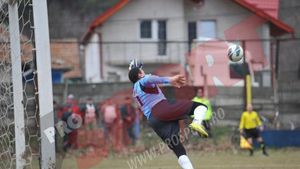 FOTO Fază COMICĂ‚ la meciul lui Dinamo!** Cum a încercat portarul gazdelor să-i "sperie" pe "câini" :)