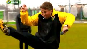 VIDEO SENZAȚIONAL** L-a supărat Traore? :) Vezi cum Dan Petrescu a încercat să-l "rupă"!