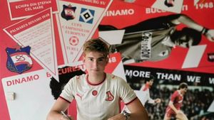 Internaționalul de 17 ani a semnat cu Dinamo. A fost format de FCSB