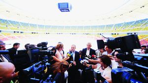 Emil Boc a vizitat National Arena! Nu știa că aici se joacă finala Europa League! :) Vezi ce melodie i-au dedicat constructorii!