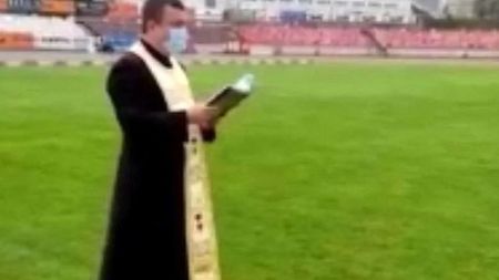 Așa speră să scape de retrogradare! Dinamoviștii au chemat preotul în „Ștefan cel Mare”. Slujbă religioasă pe teren și la vestiare | FOTO
