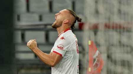 Comentatorii TV au explodat de bucurie la golul lui George Pușcaș din Venezia - Bari!