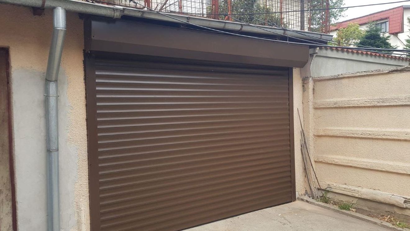 (P) Ușă garaj rulou: Ce trebuie să știi înainte de a comanda un sistem automat