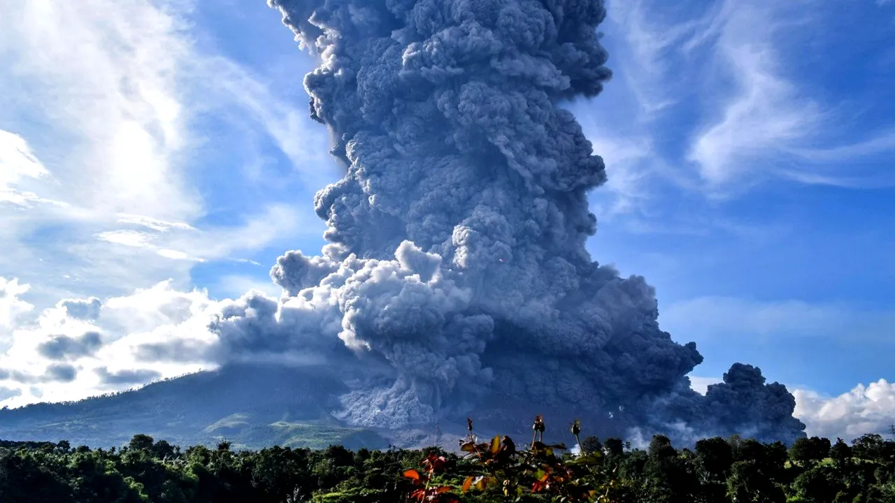 Trei erupții ale unui vulcan din Indonezia într-un interval de 48 de ore! Autoritățile au cerut ca oamenii din zonă să poarte măști de protecție | VIDEO