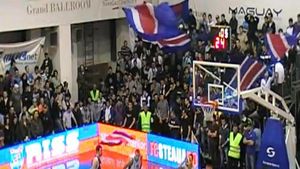 VIDEO Aici au dispărut fanii de pe Ghencea!** Atmosferă de vis făcută de suporterii Stelei la baschet!