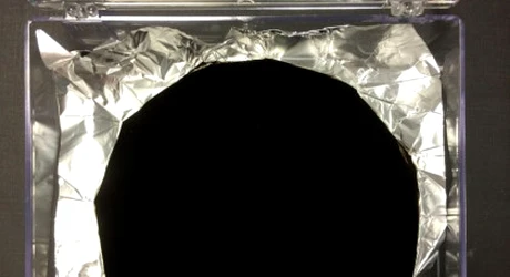 Vantablack, „cel mai negru negru”, ar putea salva astronomia
