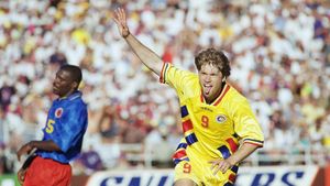 Înapoi la „locul faptei”! Florin Răducioiu revine în Statele Unite, la 30 de ani de la Mondialul de vis din America. „Marele blond” participă la un turneu caritabil organizat de fostul președinte al lui Poli Iași. SPECIAL