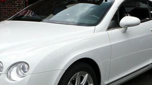 VIDEO / Cu un picior la Inter, Rădoi "sparge" banii pe mașini de lux: și-a luat Bentley!
