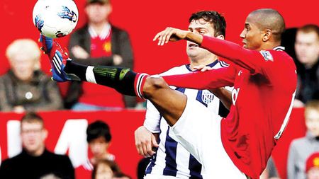 "Terorizat" de Young!** Tamaș a fost folosit drept jalon de jucătorul lui Ferguson! United - West Bromwich 2-0