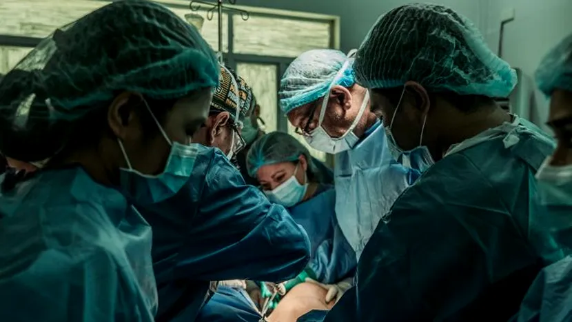 Un medic a fost amendat cu 2.700 de euro după ce a amputat piciorul greșit al unui bolnav. Bărbatul a rămas fără ambele picioare