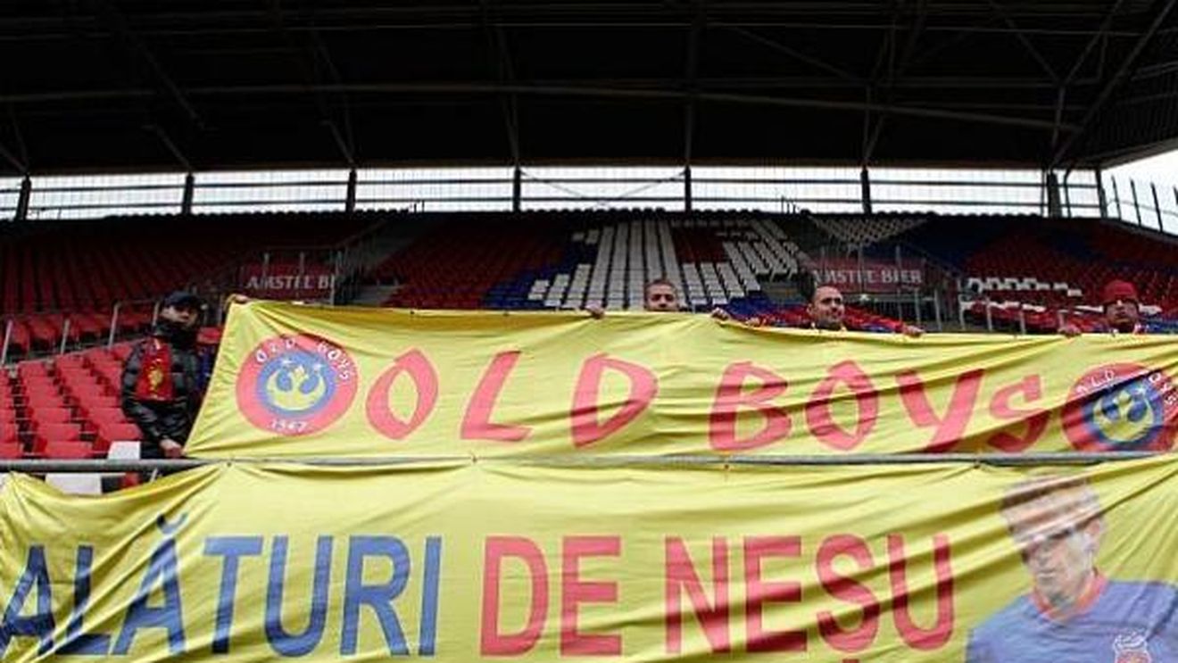 FOTO EMOȚIONANT** Fanii Stelei, alături de Neșu de 1 decembrie! Suporterii "roș-albaștri" au donat galeriei lui FC Utrecht un banner!