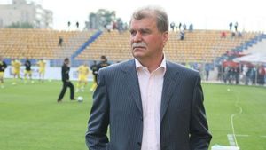 "După arbitrajul ăsta, cred că Gigi a fost "sifon" la Securitate!** Rușinică!"