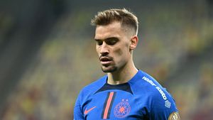 Cel mai mare absent de pe teren n-a rezistat să vadă FCSB - PAOK la TV. Cu cine a venit Darius Olaru la Arena Națională