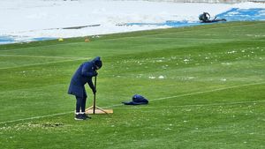 Leo Grozavu a pus mâna pe lopată și a ajutat la deszăpezirea terenului din Copou. La Iași a nins aproape toată noaptea, dar suprafața de joc se prezintă în condiții foarte bune. FOTO