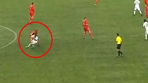 VIDEO HILAR. Teatru ieftin, marca CR7!** Cum a încercat Ronaldo să-l facă pe arbitru să arate "roșu" în meciul cu Rusia! Fanii BarÃ§ei râd și acum de portughez