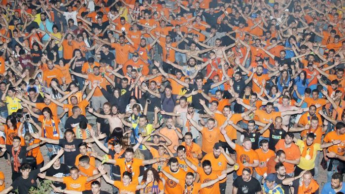 VIDEO Imagini fantastice | Fanii lui APOEL inovează! Cum a ajuns o facțiune din galerie la meciul cu Viitorul 
