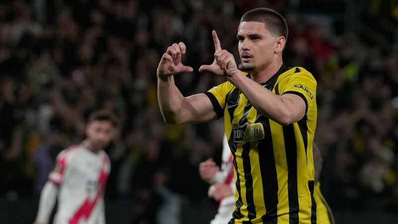 Răzvan Marin, prestație excelentă la AEK Atena – Rayo Vallecano 3-1! Dar, trupa lui Andrei Rațiu se califică în semifinalele Conference League