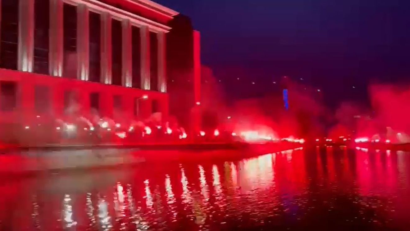 Galeria Rapidului a aprins centrul Bucureștiului! Suporterii le-au făcut o surpriză handbalistelor din Giulești | VIDEO