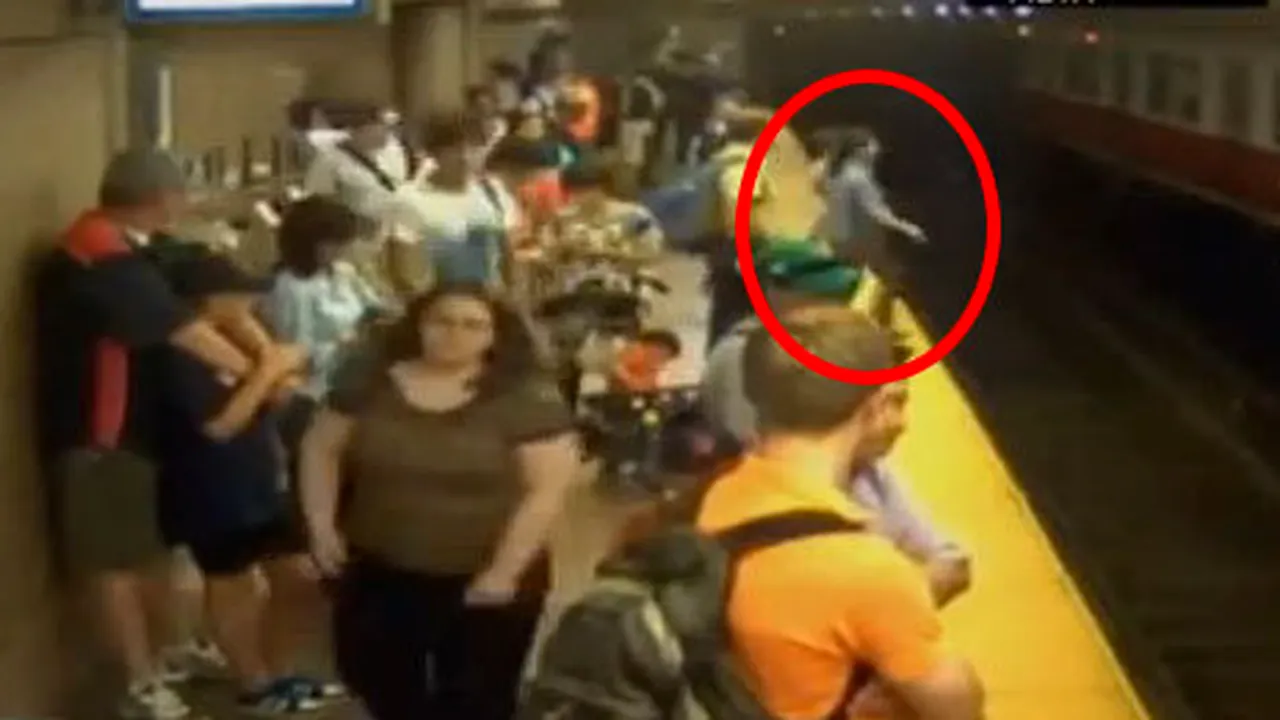 VIDEO Scene de groază la metrou! O femeie cu copilul în brațe s-a prăbușit între șine