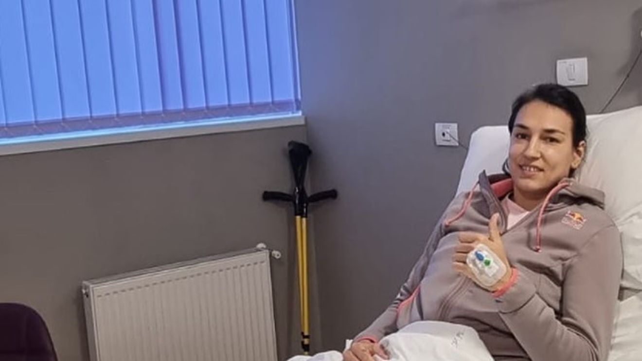 Cristina Neagu, operată la un cartilaj al genunchiului! Imagine de pe patul de spital: „Totul a decurs bine"