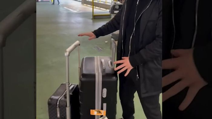 Milionarul care a cumpărat barul Regelui Carol I de la Mitică Dragomir i-a şocat pe angajații de pe aeroportul din Londra. Ce au găsit în bagajul românului